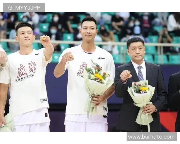 周鹏的篮球之路:从青涩少年到国家队核心的奋斗历程与荣耀时刻 周鹏的篮球之路:从青涩少年到国家队核心的奋斗历程与荣耀时刻